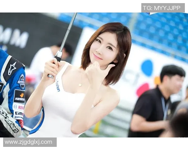 黑皮卷发足球明星女展现运动魅力与时尚风采的完美结合